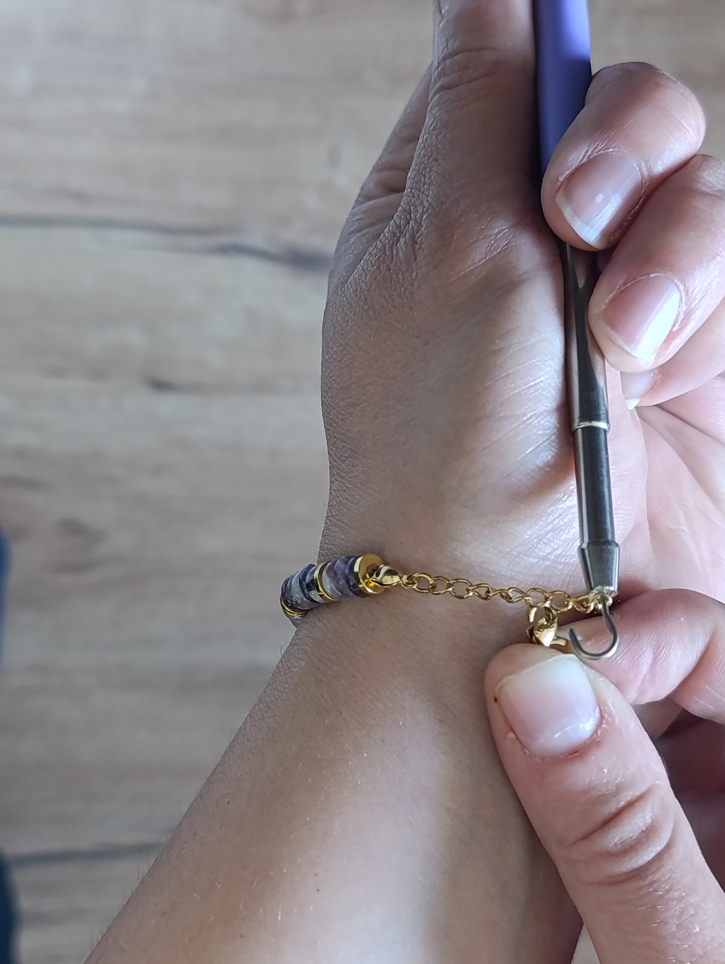 Aide accroche bracelet