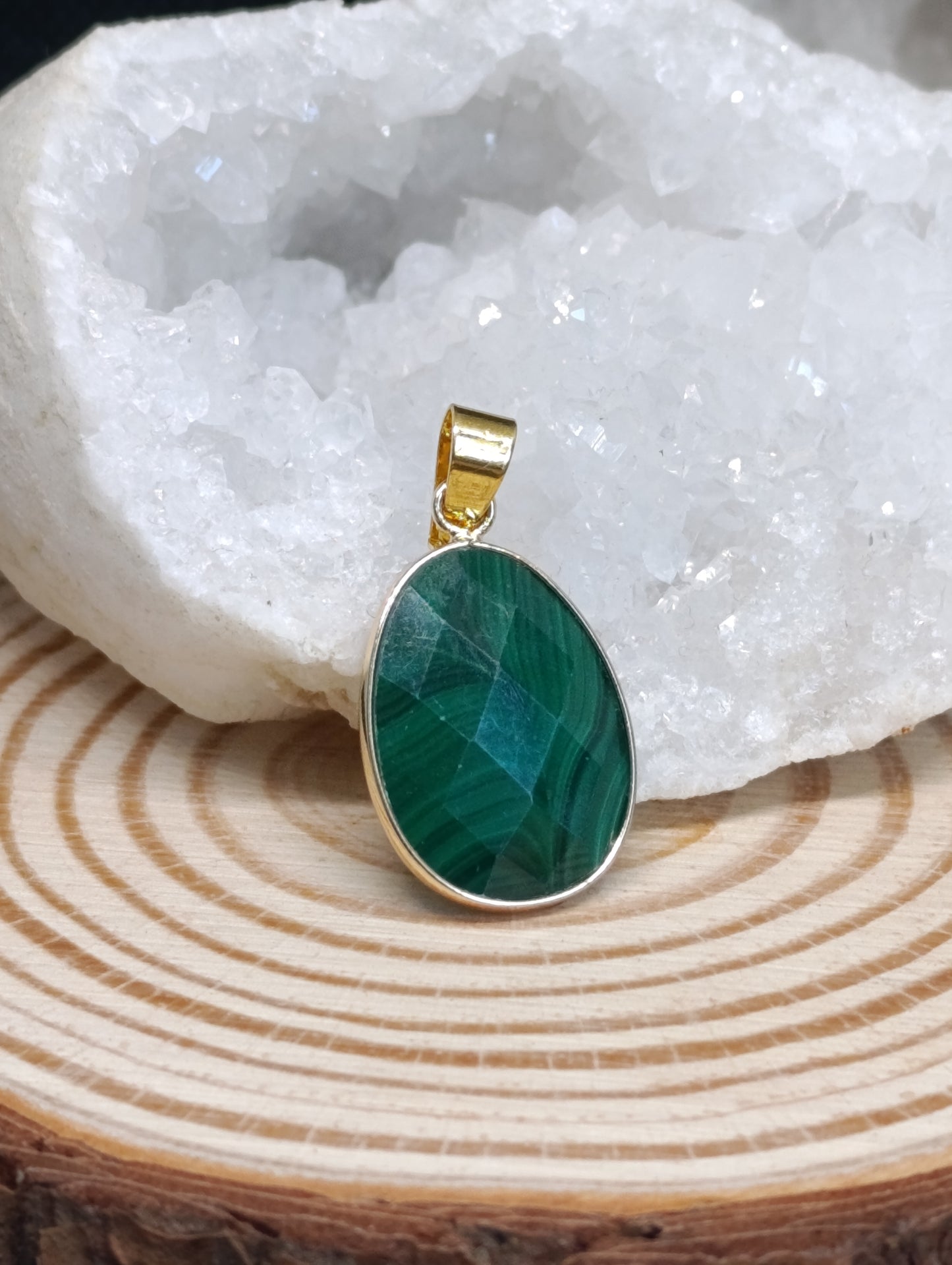 Pendentif serti pierre naturelle
